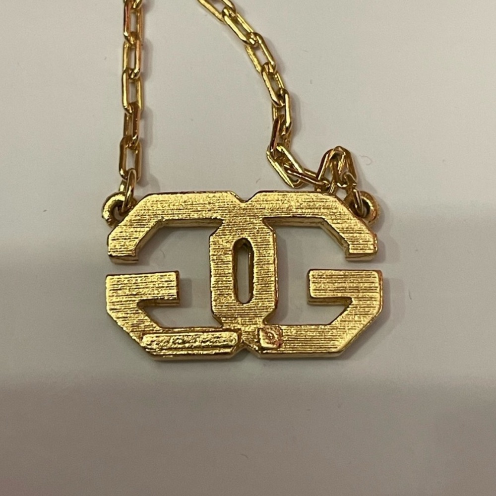 Givenchy Gold Necklace with Dainty Chain and Elegant Pendant - Picture 7 of 8